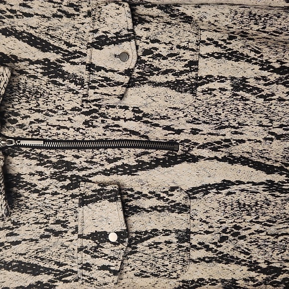 cable & gauge Studio Women's Snakeskin Print Long Sleeve Zip Front Top Size SP - Picture 4 of 11